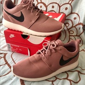 🛑 SOLD ON MERC 🛑 not available Nike Roshe